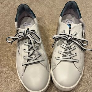 Beautiful NEW Leather Softwaves Sneakers. Size 36.5